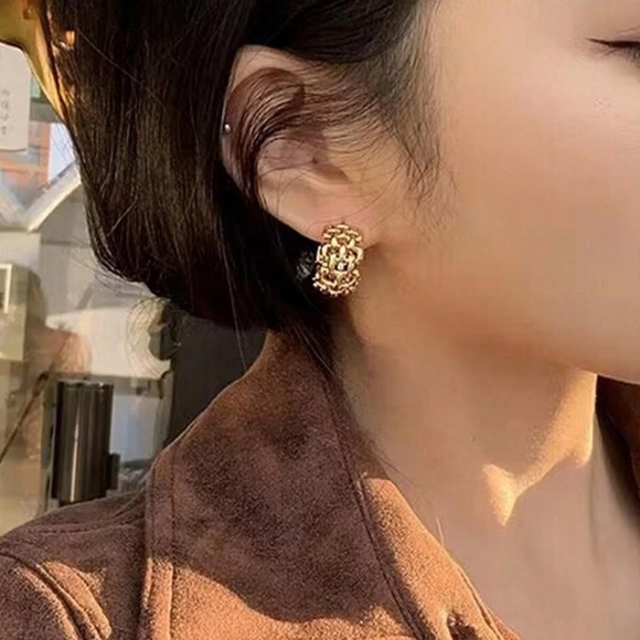 Gold Sculpted Chain Hoop Earrings - Picture 5 of 7